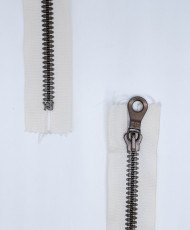Plastic zipper with fixed chain