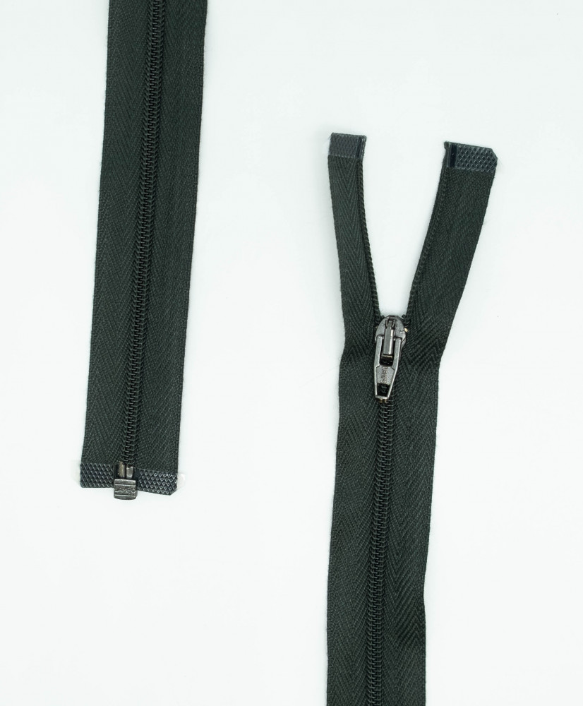 Plastic zipper with removable chain