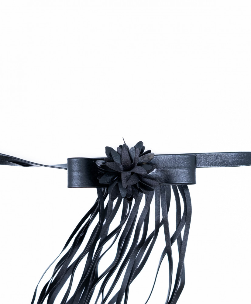 Bow collar and central flower