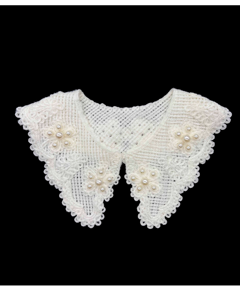 Embroidered acrylic neckline with pearls